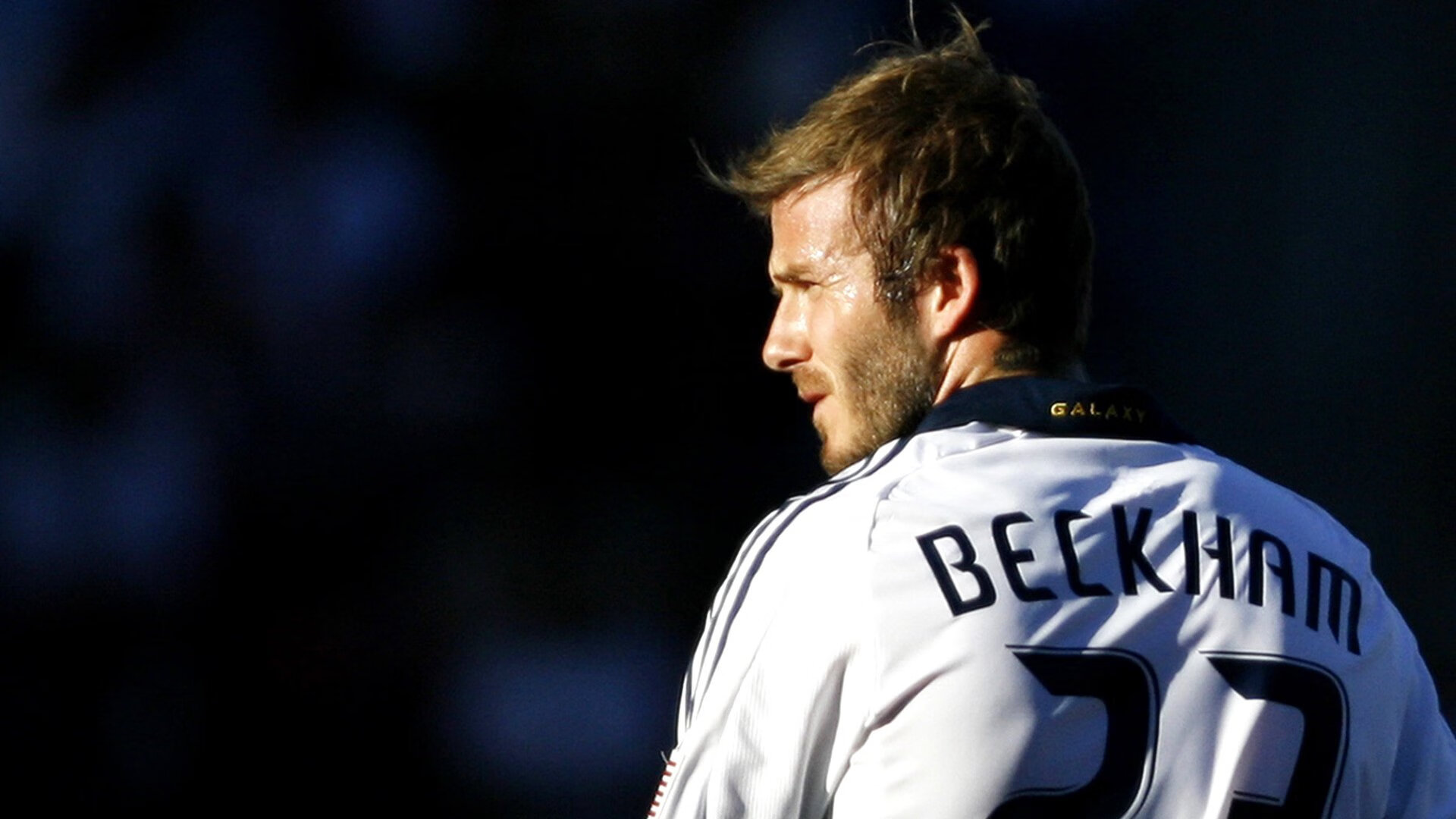 九游娱乐(jiuyou)官方网站-逆境中奋勇拼搏：永不言弃的足球战士，足球运动员逆足