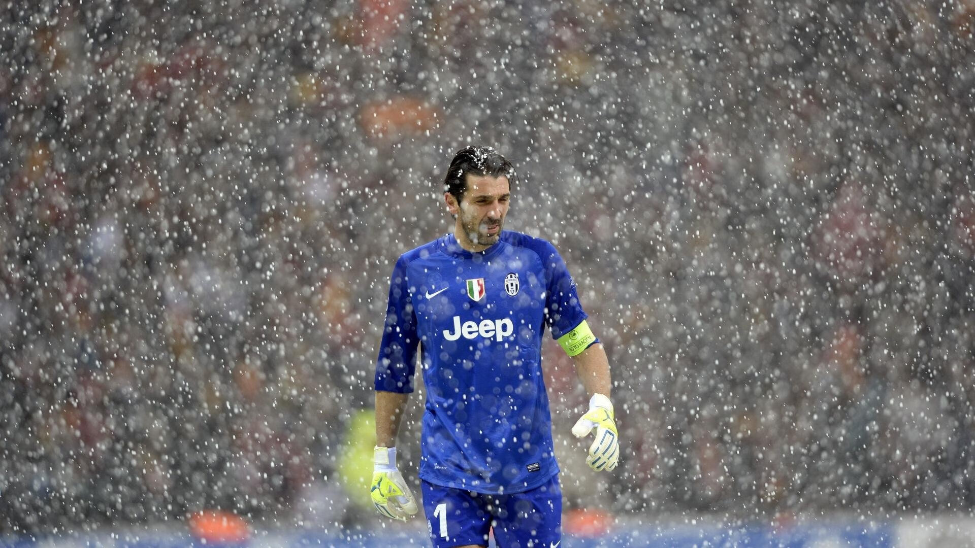 C罗对阵老东家完成梅开二度，c罗对视